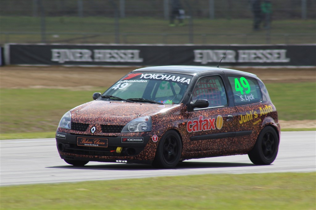 Kaffemanden (Søren Lyck) havde god fart i Renault Clio 1,6 raceren – men han mener stadig at der er meget mere fart at hente.
(Foto: JJ Media)